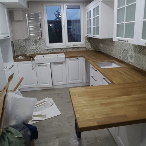 Modern Beyaz ve Ahşap Mutfak Tasarımı